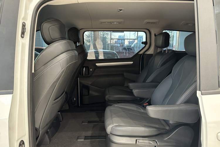 Used SAIC MAXUS G10 2023 Facelift 2.0L Manual Multi-Function Version Gasoline 7-Seater Interior 3