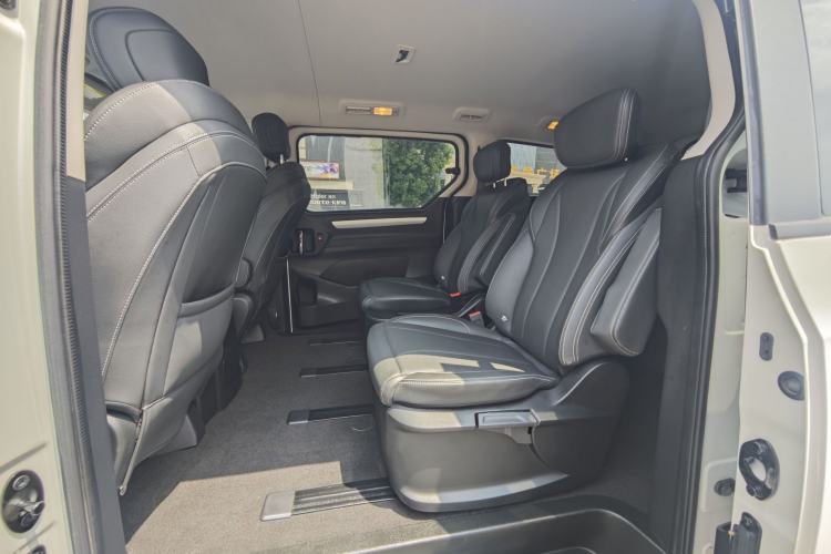 Used SAIC MAXUS G10 2023 Facelift 2.0L Manual Multi-Function Version Gasoline 7-Seater Interior 4