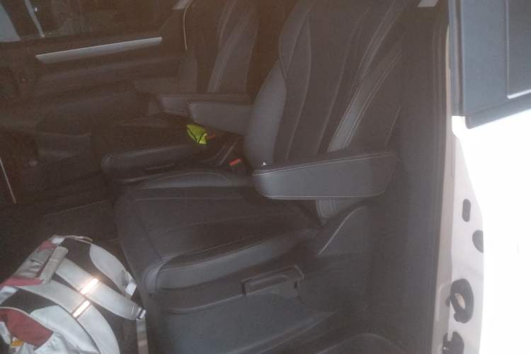 Used SAIC MAXUS G10 2023 Facelift 2.0L Manual Multi-Function Version Gasoline 7-Seater Interior 4