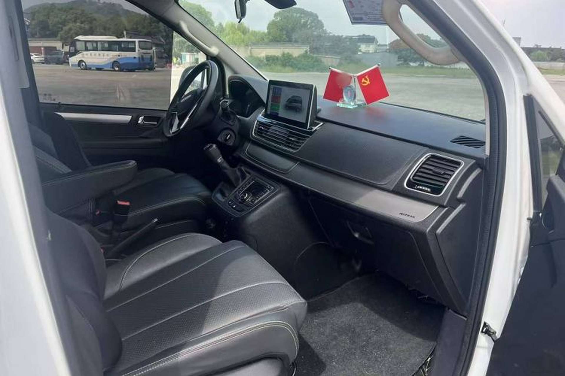 Used SAIC MAXUS G10 2023 Facelift 2.0L Manual Multi-Function Version Gasoline 7-Seater Interior 5
