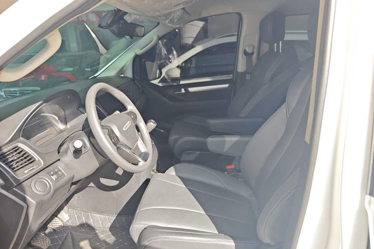 Used SAIC MAXUS G10 2023 Facelift 2.0L Manual Multi-Function Version Gasoline 7-Seater Left Front Seat