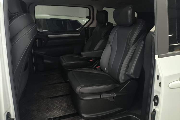 Used SAIC MAXUS G10 2023 Facelift 2.0L Manual Multi-Function Version Gasoline 7-Seater Left Rear Seat