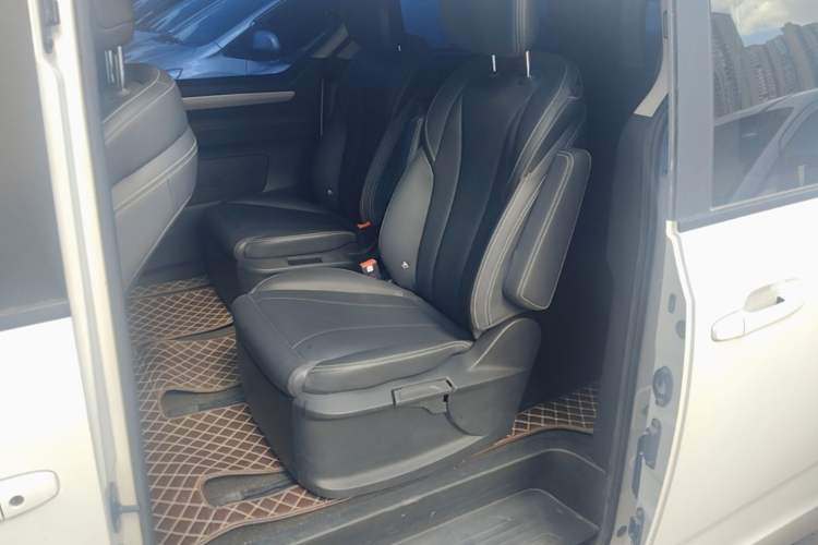 Used SAIC MAXUS G10 2023 2.0T Manual Multi-Function Version Diesel 7/8/9 Seats Left Rear Seat