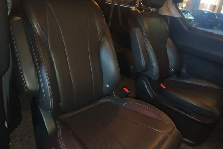 Used SAIC MAXUS G10 2023 2.0T Manual Multi-Function Version Diesel 7/8/9 Seats Left Rear Seat
