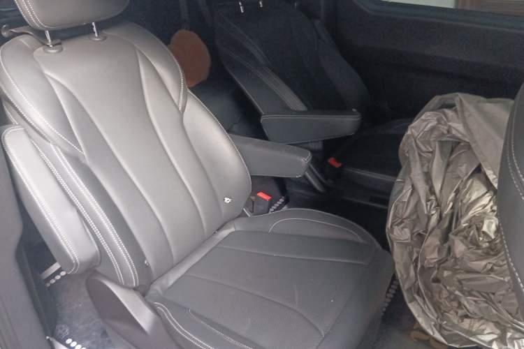 Used SAIC MAXUS G10 2023 2.0T Manual Multi-Function Version Diesel 7 Seats Left Rear Seat