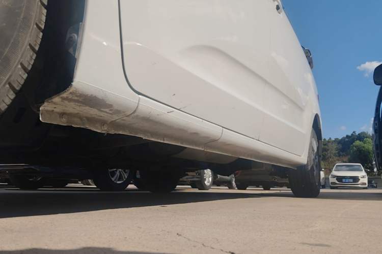 Used SAIC MAXUS G10 2023 2.0T Manual Multi-Function Version Diesel 7/8/9 Seats Left Side Sill