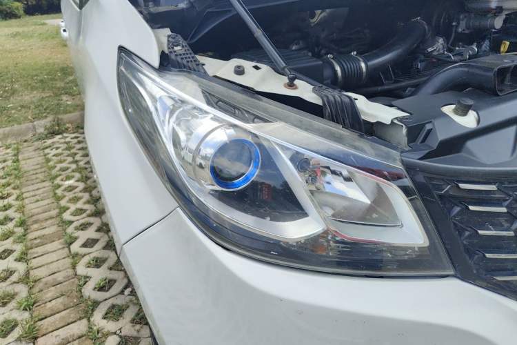 Used SAIC MAXUS G10 2023 Facelift 2.0L Manual Multi-Function Version Gasoline 7-Seater Right Front Headlight