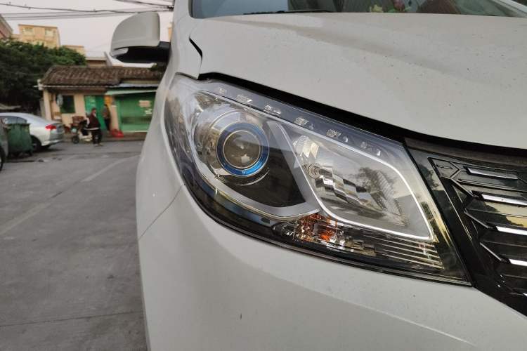 Used SAIC MAXUS G10 2023 2.0T Manual Multi-Function Version Diesel 7/8/9 Seats Right Front Headlight