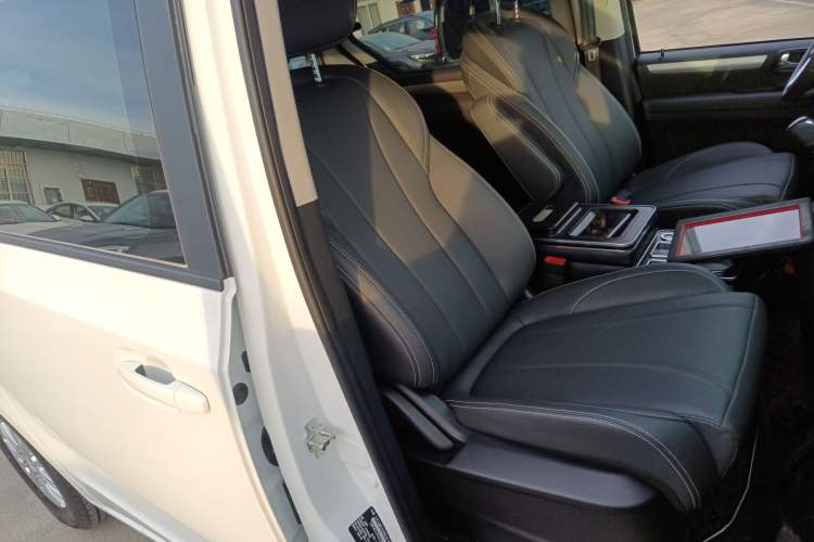Used SAIC MAXUS G10 2023 2.0T Manual Multi-Function Version Diesel 7/8/9 Seats Right Front Seat