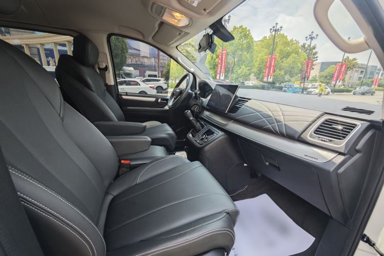 Used SAIC MAXUS G10 2023 Facelift 2.0L Manual Multi-Function Version Gasoline 7-Seater Right Front Seat