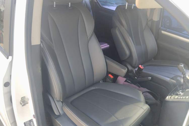 Used SAIC MAXUS G10 2023 2.0T Manual Multi-Function Version Diesel 7/8/9 Seats Right Front Seat