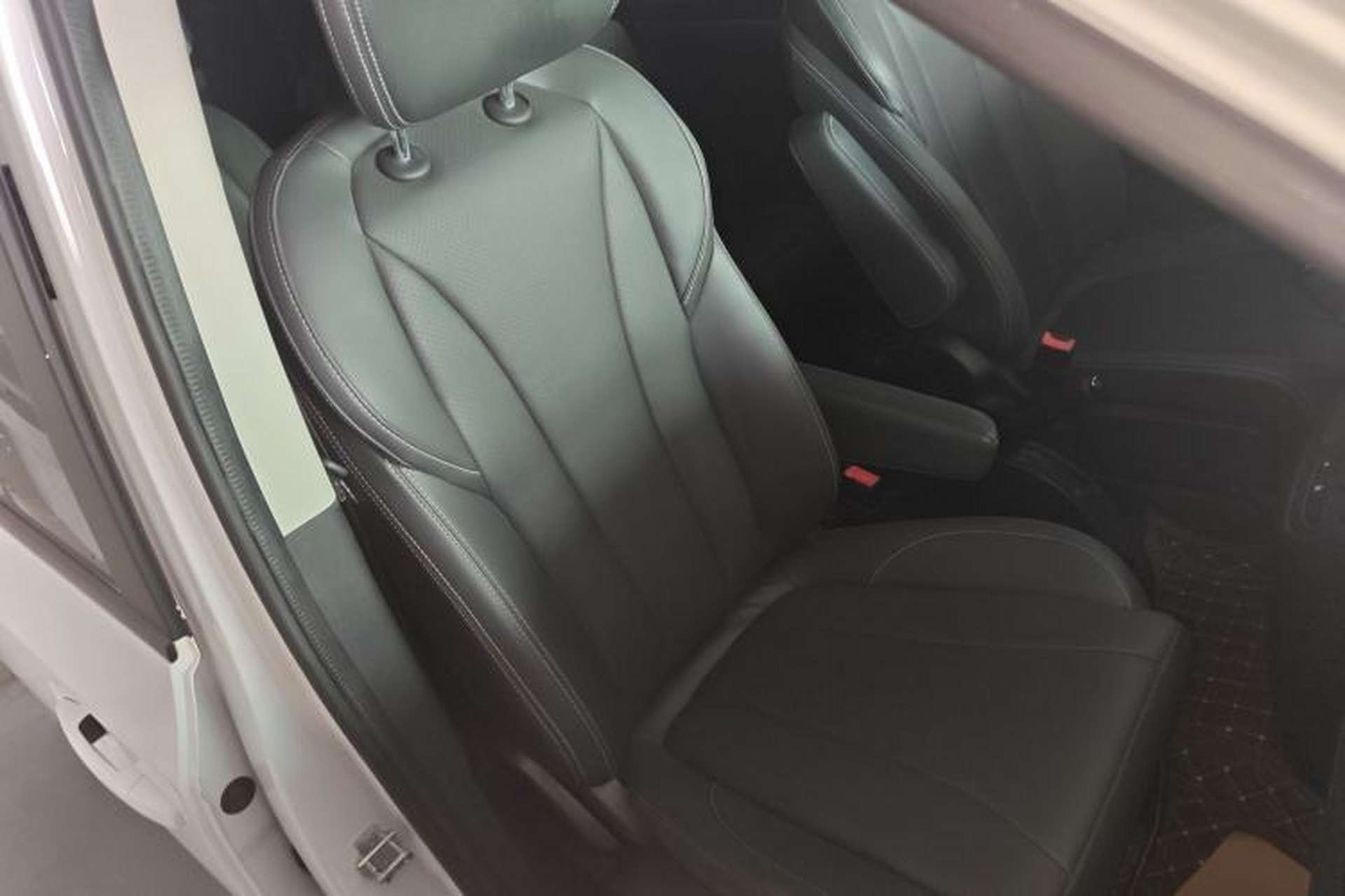 Used SAIC MAXUS G10 2023 Facelift 2.0L Manual Multi-Function Version Gasoline 7-Seater Right Front Seat