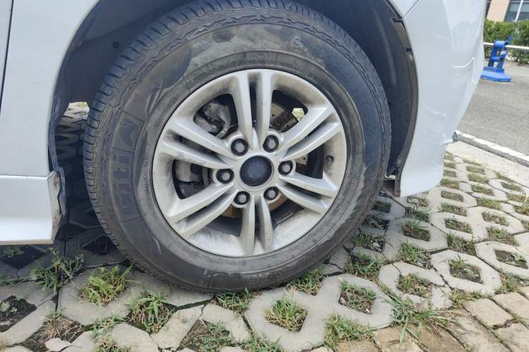 Used SAIC MAXUS G10 2023 Facelift 2.0L Manual Multi-Function Version Gasoline 7-Seater Right Front Wheel Hub