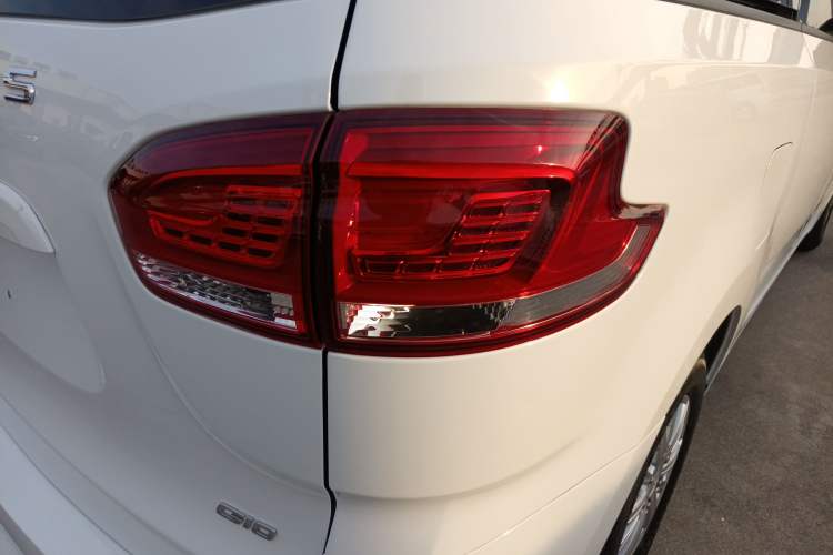 Used SAIC MAXUS G10 2023 2.0T Manual Multi-Function Version Diesel 7/8/9 Seats Right Rear Taillight