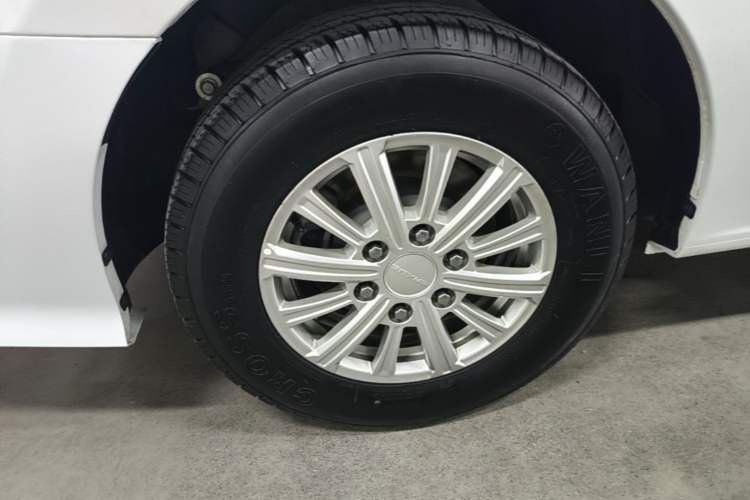 Used SAIC MAXUS G10 2023 Facelift 2.0L Manual Multi-Function Version Gasoline 7-Seater Right Rear Wheel Hub