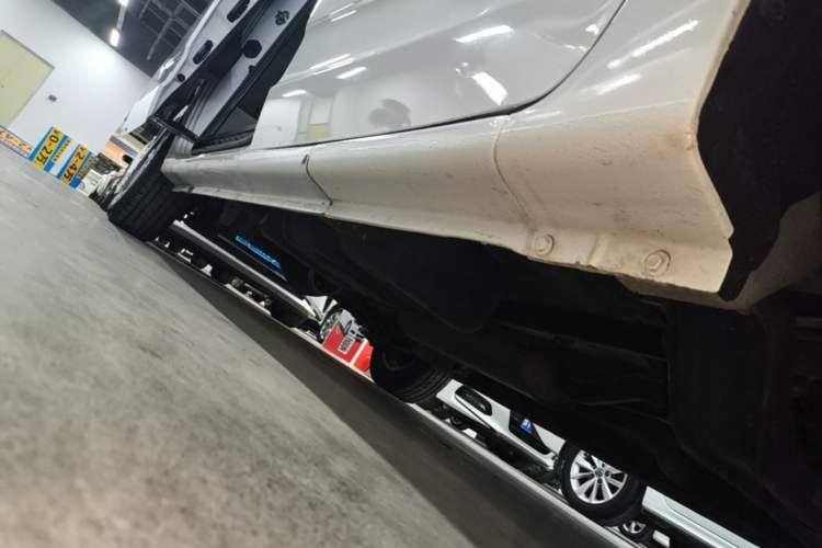 Used SAIC MAXUS G10 2023 Facelift 2.0L Manual Multi-Function Version Gasoline 7-Seater Right Side Sill