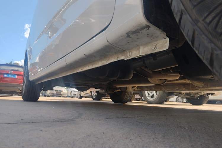 Used SAIC MAXUS G10 2023 2.0T Manual Multi-Function Version Diesel 7/8/9 Seats Right Side Sill