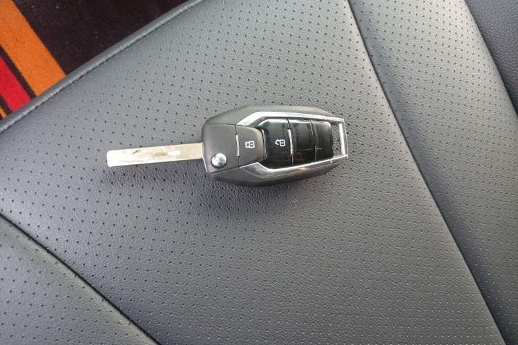 Used SAIC MAXUS G10 2023 2.0T Manual Multi-Function Version Diesel 7/8/9 Seats Vehicle Key
