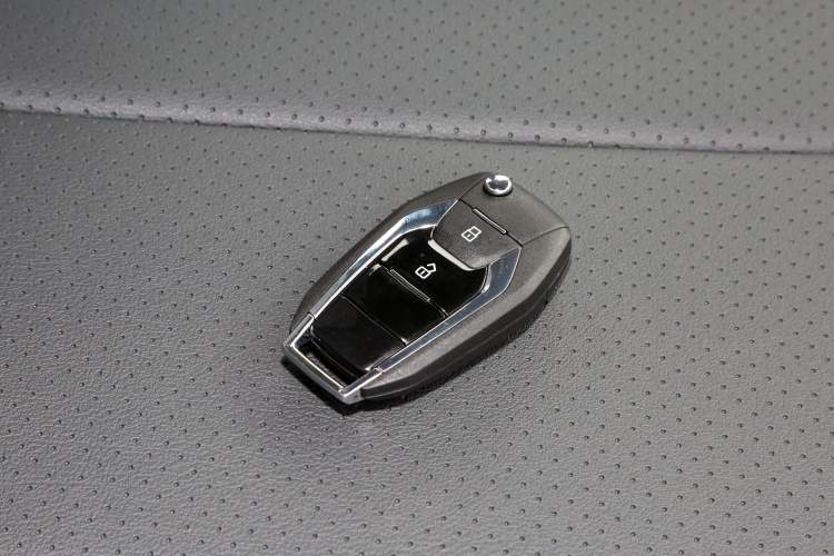 Used SAIC MAXUS G10 2023 2.0T Manual Multi-Function Version Diesel 7/8/9 Seats Vehicle Key