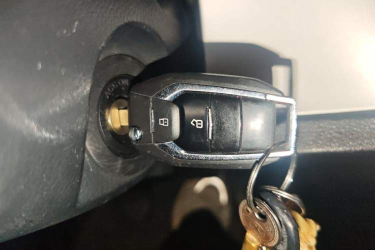 Used SAIC MAXUS G10 2023 2.0T Manual Multi-Function Version Diesel 7/8/9 Seats Vehicle Key