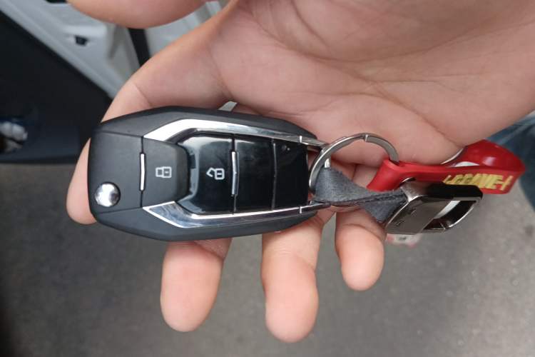Used SAIC MAXUS G10 2023 2.0T Manual Multi-Function Version Diesel 7 Seats Vehicle Key