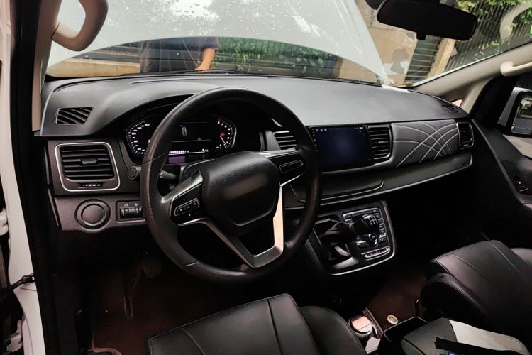 Used SAIC MAXUS G10 2024 2.0L Manual Multifunction Travel Edition CNG 9-Seater Center Console