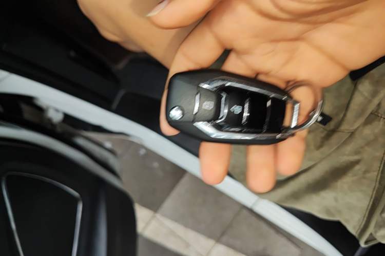 Used SAIC MAXUS G10 2024 2.0L Manual Multifunction Travel Edition CNG 9-Seater Vehicle Key