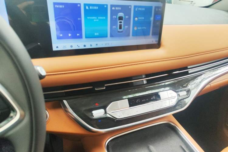 Used SAIC MAXUS G10 2025 MAX 2.0T Automatic Flagship Edition Gasoline 7-Seater Audio And AC Panel