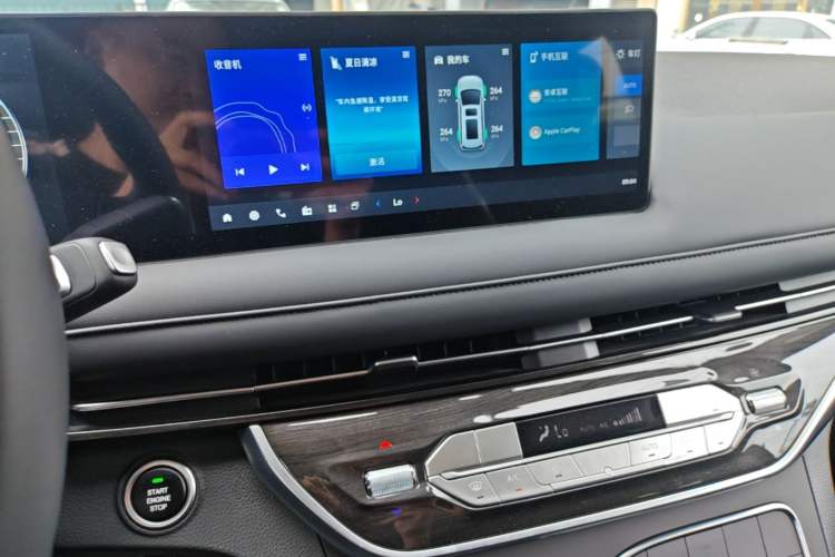 Used SAIC MAXUS G10 2025 MAX 2.0T Automatic Luxury Edition Diesel 7-Seater Audio And AC Panel