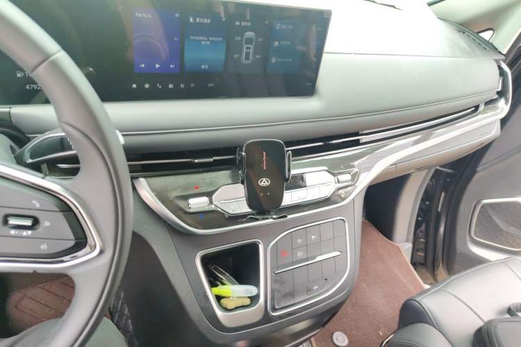Used SAIC MAXUS G10 2025 MAX 2.0T Automatic Luxury Edition Diesel 7-Seater Audio And AC Panel