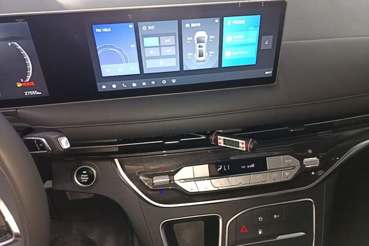 Used SAIC MAXUS G10 2025 MAX 2.0T Automatic Executive Edition Gasoline 7-Seater Audio And AC Panel