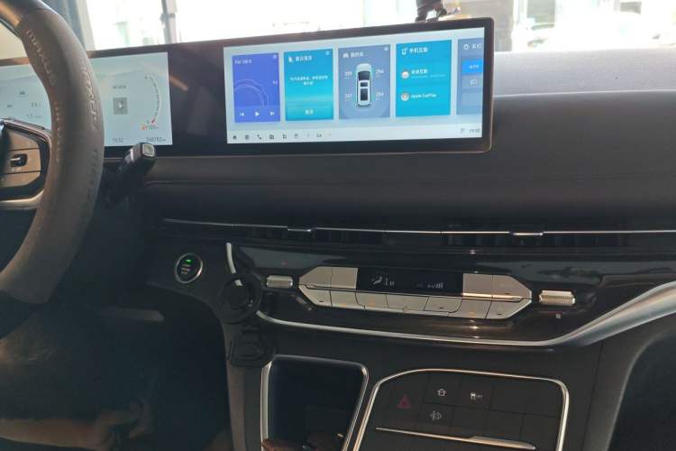 Used SAIC MAXUS G10 2025 MAX 2.0T Automatic Luxury Edition Diesel 7-Seater Audio And AC Panel