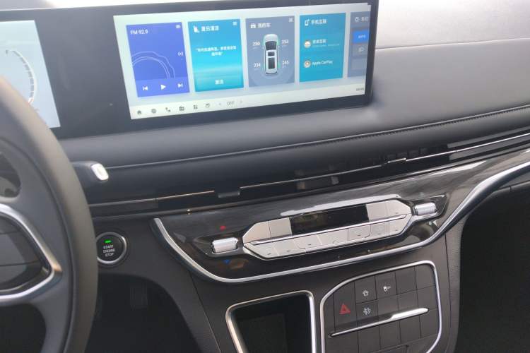 Used SAIC MAXUS G10 2025 MAX 2.0T Automatic Luxury Edition Diesel 7-Seater Audio And AC Panel