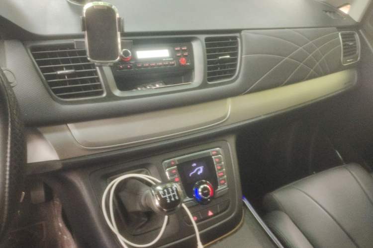 Used SAIC MAXUS G10 2025 2.0T Manual Multi-Function Version Diesel 9 Seats Audio And AC Panel