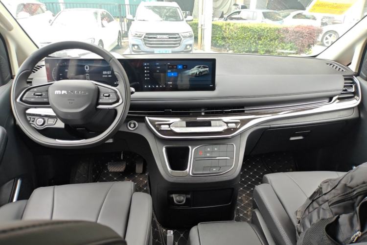Used SAIC MAXUS G10 2025 MAX 2.0T Automatic Luxury Edition Diesel 7-Seater Center Console