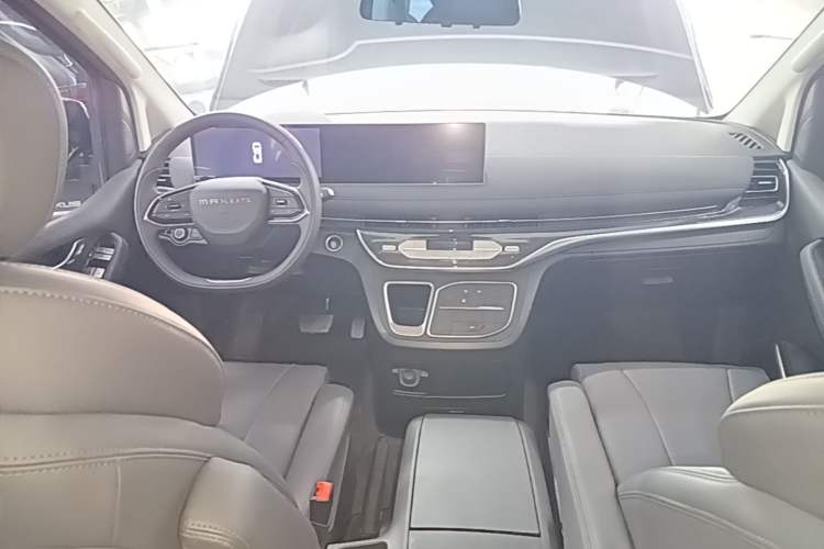 Used SAIC MAXUS G10 2025 MAX 2.0T Automatic Executive Edition Gasoline 7-Seater Center Console
