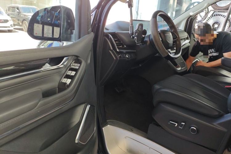 Used SAIC MAXUS G10 2025 MAX 2.0T Automatic Luxury Edition Diesel 7-Seater Driver Seat