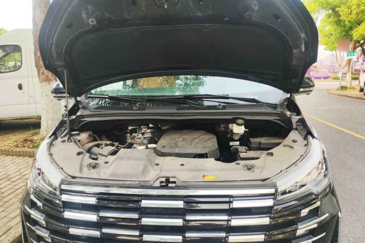 Used SAIC MAXUS G10 2025 MAX 2.0T Automatic Flagship Edition Gasoline 7-Seater Engine Bay