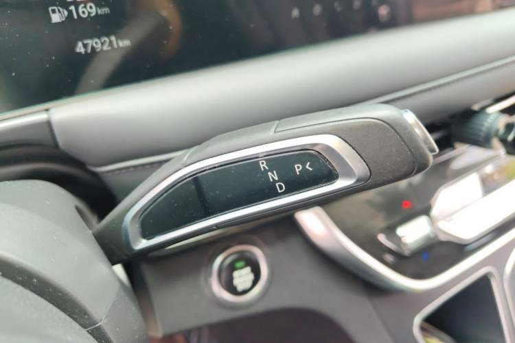 Used SAIC MAXUS G10 2025 MAX 2.0T Automatic Luxury Edition Diesel 7-Seater Gear Lever