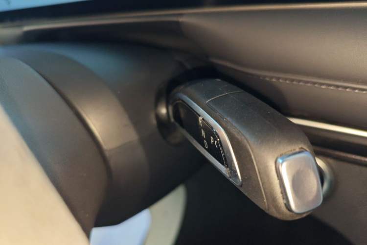 Used SAIC MAXUS G10 2025 MAX 2.0T Automatic Luxury Edition Diesel 7-Seater Gear Lever
