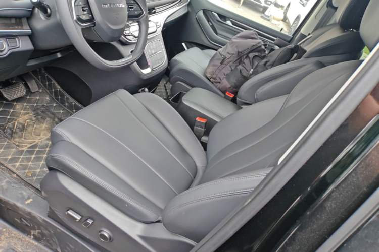 Used SAIC MAXUS G10 2025 MAX 2.0T Automatic Luxury Edition Diesel 7-Seater Left Front Seat