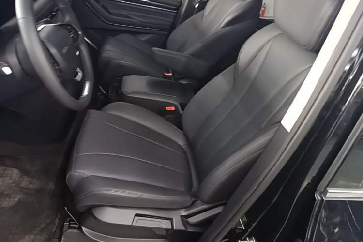 Used SAIC MAXUS G10 2025 MAX 2.0T Automatic Executive Edition Gasoline 7-Seater Left Front Seat