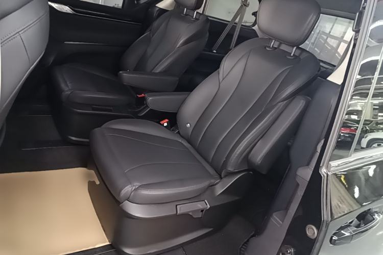 Used SAIC MAXUS G10 2025 MAX 2.0T Automatic Executive Edition Gasoline 7-Seater Left Rear Seat