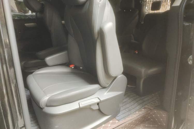 Used SAIC MAXUS G10 2025 2.0T Manual Multi-Function Version Diesel 9 Seats Left Rear Seat