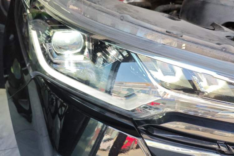 Used SAIC MAXUS G10 2025 MAX 2.0T Automatic Luxury Edition Diesel 7-Seater Right Front Headlight