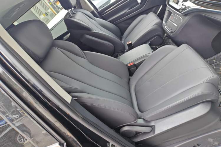 Used SAIC MAXUS G10 2025 MAX 2.0T Automatic Luxury Edition Diesel 7-Seater Right Front Seat