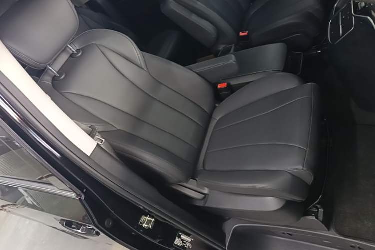 Used SAIC MAXUS G10 2025 MAX 2.0T Automatic Executive Edition Gasoline 7-Seater Right Front Seat