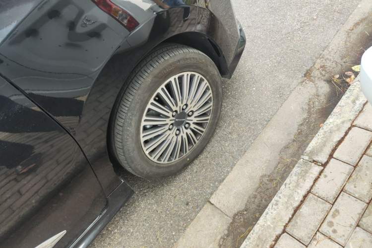 Used SAIC MAXUS G10 2025 MAX 2.0T Automatic Flagship Edition Gasoline 7-Seater Right Front Wheel Hub