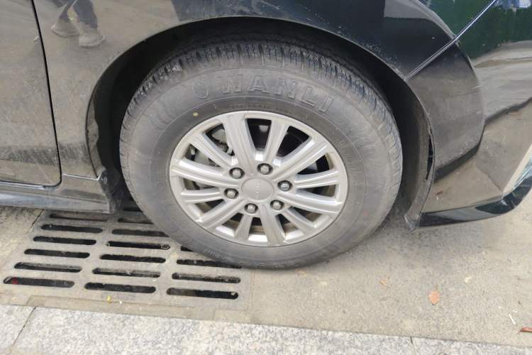 Used SAIC MAXUS G10 2025 MAX 2.0T Automatic Luxury Edition Diesel 7-Seater Right Front Wheel Hub