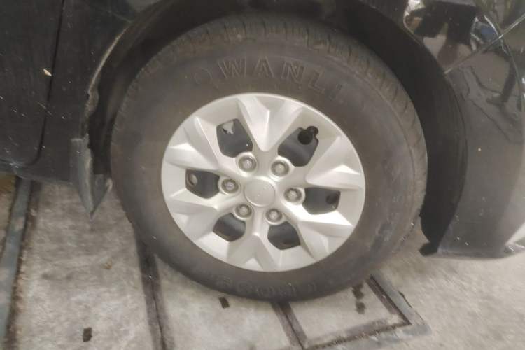 Used SAIC MAXUS G10 2025 2.0T Manual Multi-Function Version Diesel 9 Seats Right Front Wheel Hub